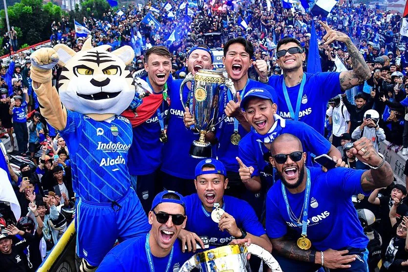 Konvoi-Persib-Juara--Bandung-Lautan-Biru-1717307422
